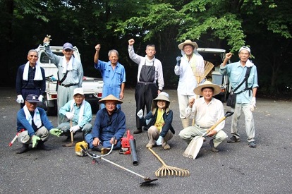 唐泉山の駐車場周囲の草刈作業