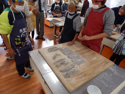 小学校6年生ソバ打ち体験画像