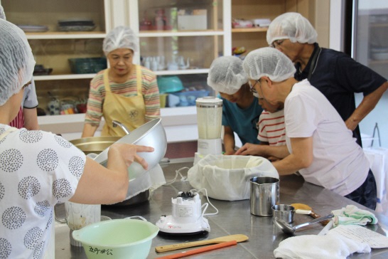 味噌玉・健康豆腐づくりの様子写真